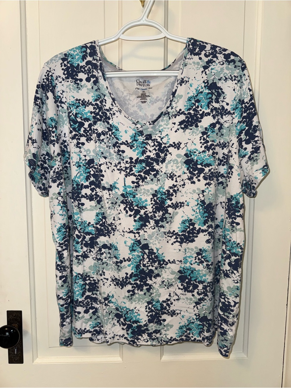 Croft & Barrow Teal, Navy and White Floral V-Neck Short Sleeve Top Women Size 3X